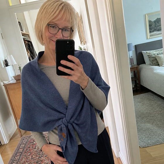 Dette tørklæde er mit nye favoritaccessory! Det føles luksuriøst og er supernemt at style. Kan klart anbefales!